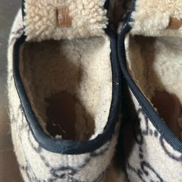 Gucci Beige and Black Loafers with Gold Accents - Picture 5 of 6